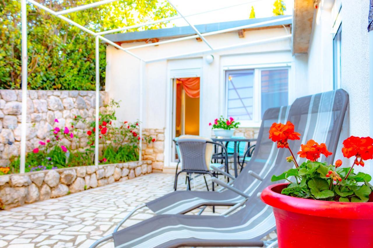 Apartman Vacation Grill & Chill With 350m2 Garden With Bbq Novi Vinodolski